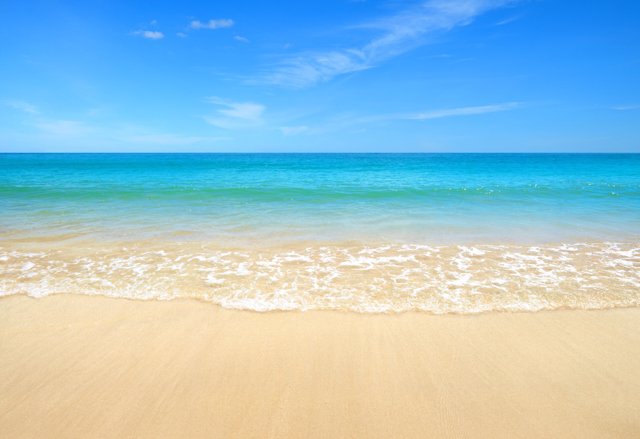 Summer sand beach with ocean waves and blue sky background. vacances à la plage mer cap d'agde agde sud france famille